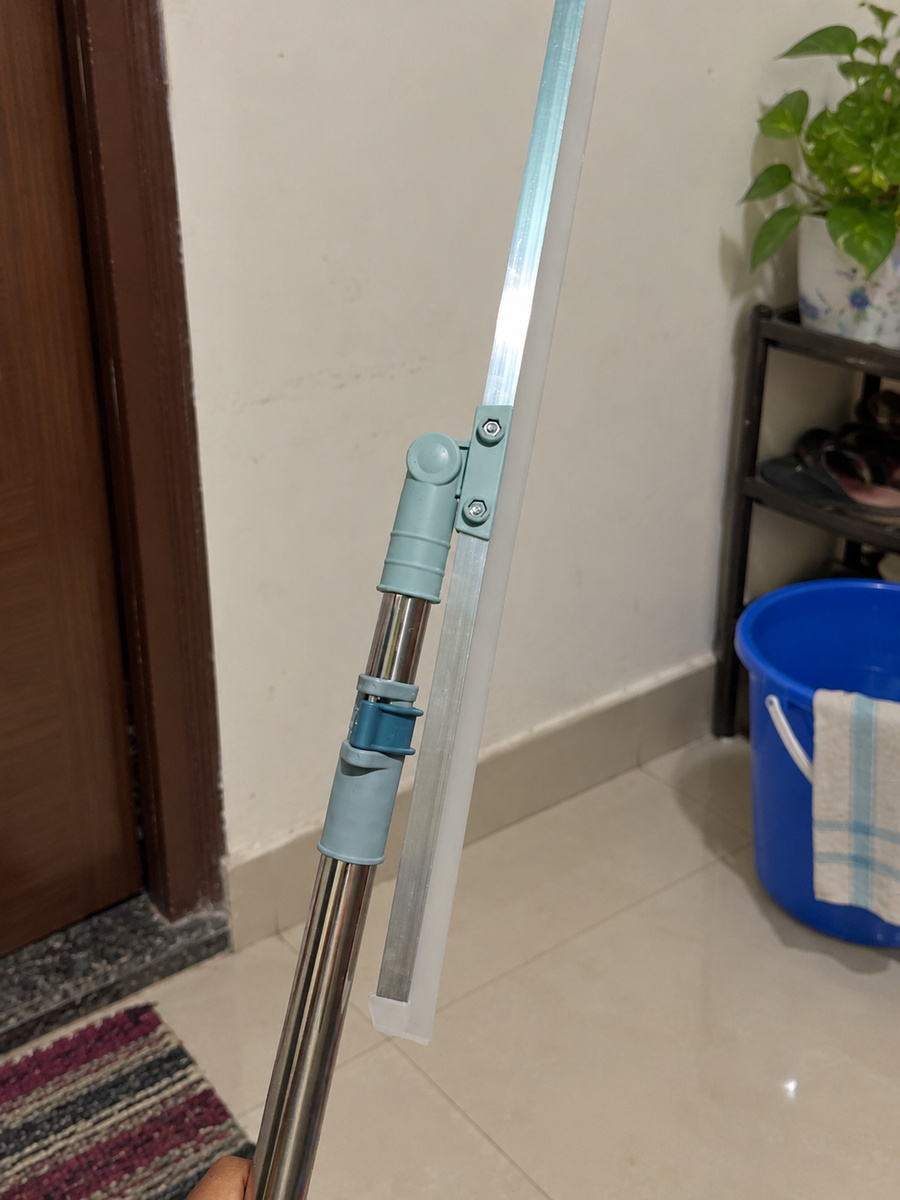 Cleans Hair Easily